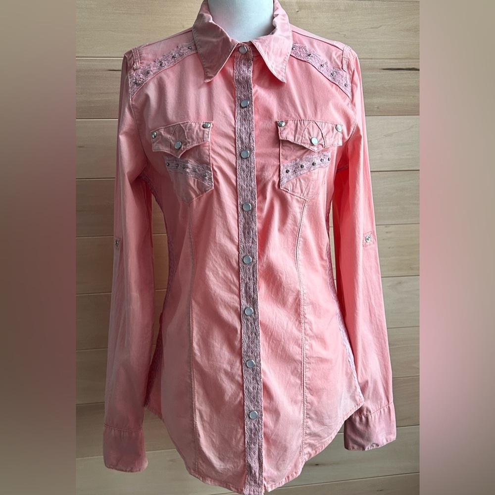 Grace in La long size S, long sleeve snap up embroidered pink-peach/white top